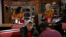 Cadru din 2 Broke Girls episodul 5 sezonul 1 - And the '90s Horse Party