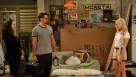 Cadru din 2 Broke Girls episodul 6 sezonul 1 - And the Disappearing Bed