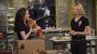 Cadru din 2 Broke Girls episodul 3 sezonul 4 - And the Childhood Not Included