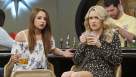 Cadru din Young & Hungry episodul 7 sezonul 4 - Young & Bowling